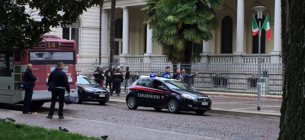 Rissa in piazza Dante, volano urla e spintoni e sotto la Regione restano i cocci